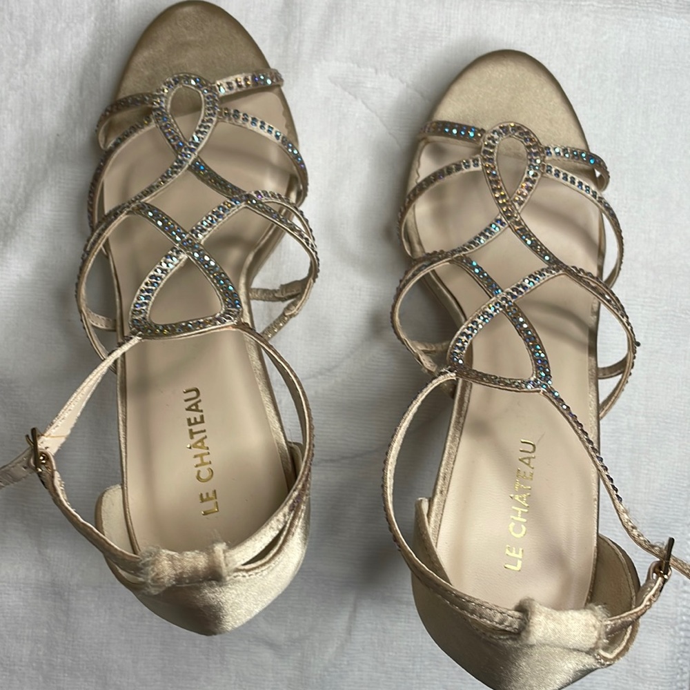 New never worn - Le Chateau heals